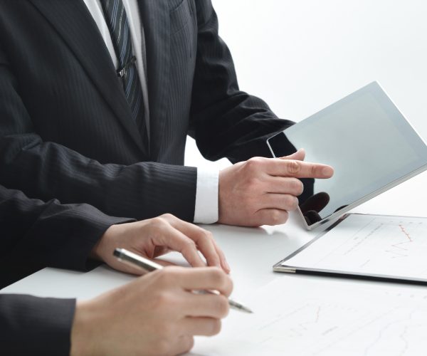 ビジネスイメージ―タブレットを用いた会議風