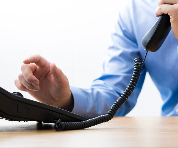 ビジネスマン 電話対応