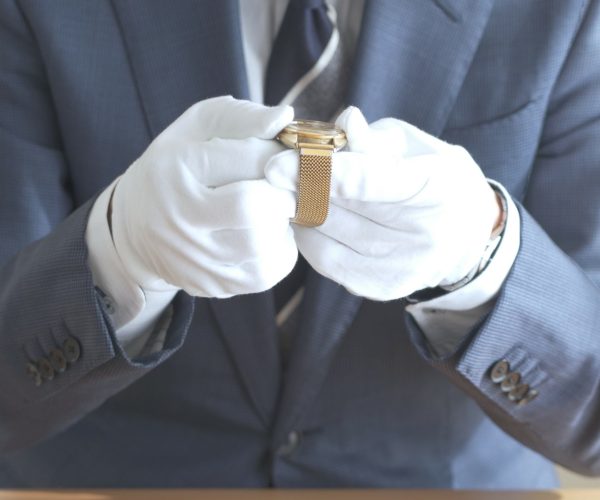 時計の鑑定・査定をするアジア人